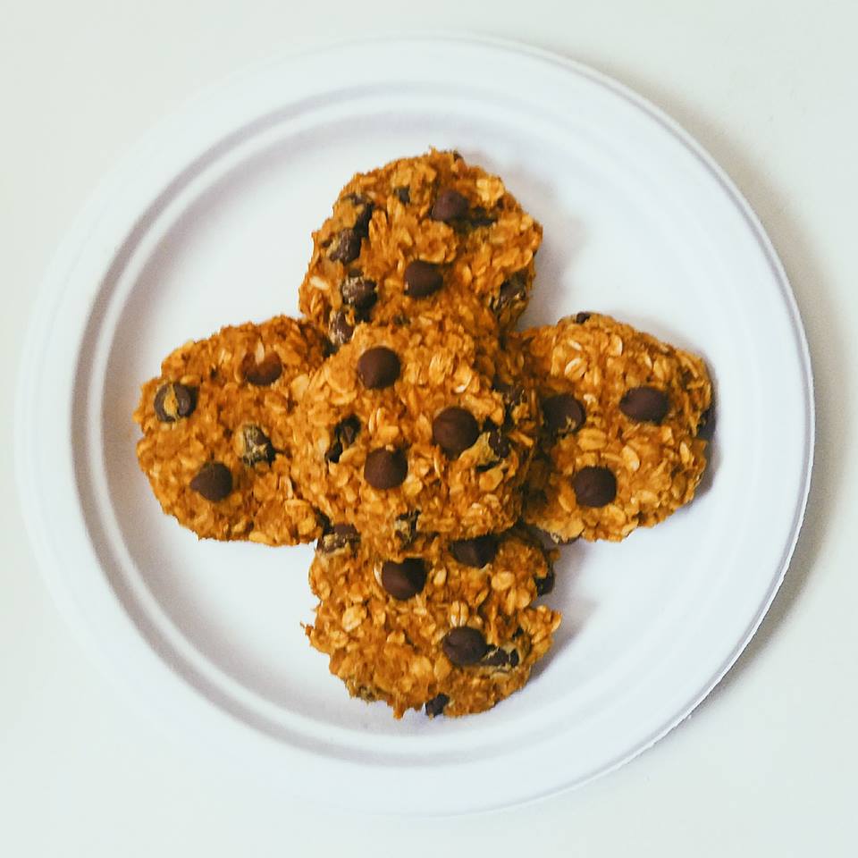 Easy No-Guilt Pumpkin Oatmeal Chocolate Chip Cookies (healthy and gluten free!)